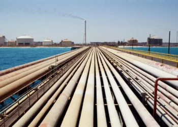 Vista de infraestructura de oleoducto en Medio Oriente