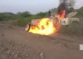 Imagen de un vehículo en llamas tras un ataque atribuido a combatientes hutíes en Yemen.