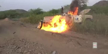 Imagen de un vehículo en llamas tras un ataque atribuido a combatientes hutíes en Yemen.