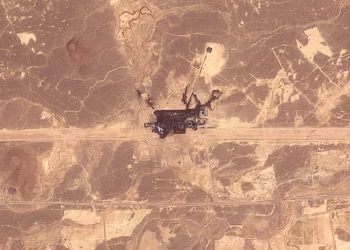 Imagen satelital tomada por Planet Labs PBC el 11 de septiembre de 2026 que muestra un sitio de infraestructura dañado por un incendio al sureste de Medina, en la ruta general del oleoducto Este-Oeste de Arabia Saudita (Petroline). (Handout/Planet Labs/AFP)