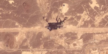 Imagen satelital tomada por Planet Labs PBC el 11 de septiembre de 2026 que muestra un sitio de infraestructura dañado por un incendio al sureste de Medina, en la ruta general del oleoducto Este-Oeste de Arabia Saudita (Petroline). (Handout/Planet Labs/AFP)