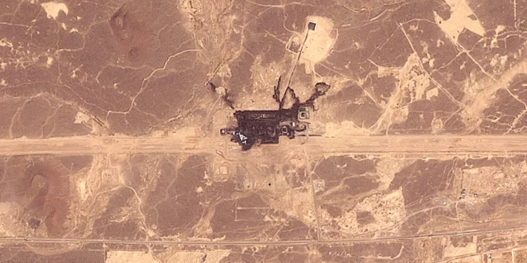 Imagen satelital tomada por Planet Labs PBC el 11 de septiembre de 2026 que muestra un sitio de infraestructura dañado por un incendio al sureste de Medina, en la ruta general del oleoducto Este-Oeste de Arabia Saudita (Petroline). (Handout/Planet Labs/AFP)