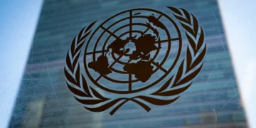 Símbolo de las Naciones Unidas frente al edificio de la Secretaría
