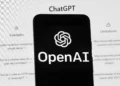 Logo de OpenAI en un teléfono móvil frente a una pantalla con la página de inicio de ChatGPT, en Boston, el 17 de marzo de 2023.