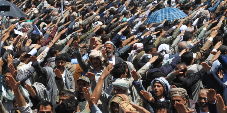 Combatientes hutíes durante la celebración de Eid al-Ghadir en Saná, Yemen, el 4 de junio de 2026.