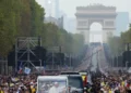 El papa León XIV saluda a los fieles al llegar para celebrar misa en la Plaza de la Concordia de París el 26 de septiembre de 2026.
