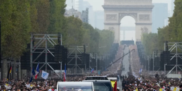 El papa León XIV saluda a los fieles al llegar para celebrar misa en la Plaza de la Concordia de París el 26 de septiembre de 2026.