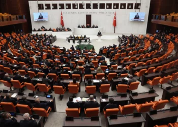 Miembros del Parlamento turco participan en una sesión de la Asamblea General en Ankara.