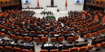 Miembros del Parlamento turco participan en una sesión de la Asamblea General en Ankara.