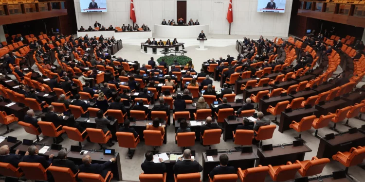 Miembros del Parlamento turco participan en una sesión de la Asamblea General en Ankara.