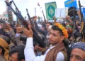 Partidarios de los hutíes levantan ametralladoras durante una manifestación en Saná, Yemen, el 18 de septiembre de 2026.