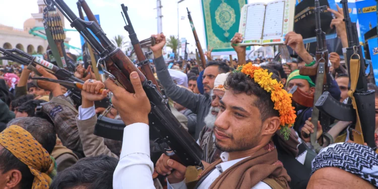 Partidarios de los hutíes levantan ametralladoras durante una manifestación en Saná, Yemen, el 18 de septiembre de 2026.