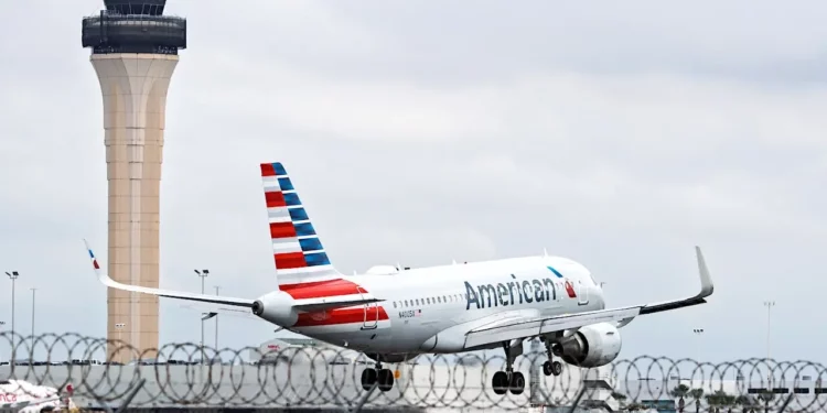Pasajera de American Airlines se desnuda durante un vuelo a Miami