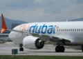 Un pasajero con la camisa ensangrentada a bordo de un vuelo de flydubai de Dubái a Tel Aviv que sufrió una emergencia en pleno vuelo el 30 de septiembre de 2026.