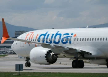 Un pasajero con la camisa ensangrentada a bordo de un vuelo de flydubai de Dubái a Tel Aviv que sufrió una emergencia en pleno vuelo el 30 de septiembre de 2026.