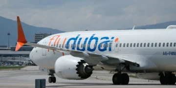 Un pasajero con la camisa ensangrentada a bordo de un vuelo de flydubai de Dubái a Tel Aviv que sufrió una emergencia en pleno vuelo el 30 de septiembre de 2026.