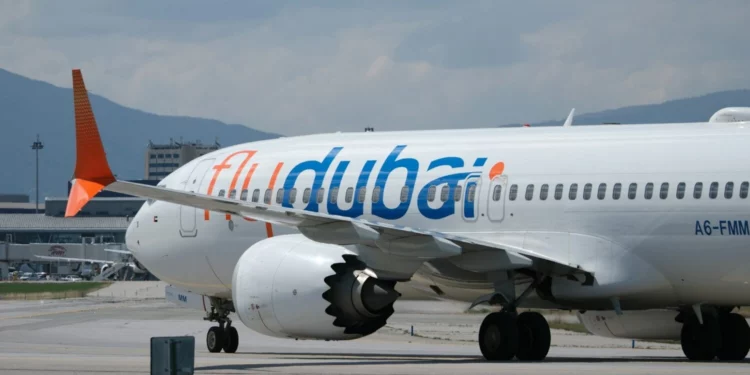 Un pasajero con la camisa ensangrentada a bordo de un vuelo de flydubai de Dubái a Tel Aviv que sufrió una emergencia en pleno vuelo el 30 de septiembre de 2026.