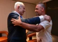 Benjamín Netanyahu durante la reunión con los pasajeros del vuelo