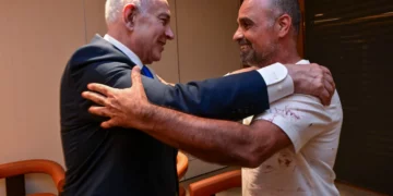 Benjamín Netanyahu durante la reunión con los pasajeros del vuelo