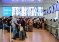 Pasajeros en el aeropuerto Ben Gurion cerca de Tel Aviv, 23 de agosto de 2026. (Avshalom Sassoni/Flash90)