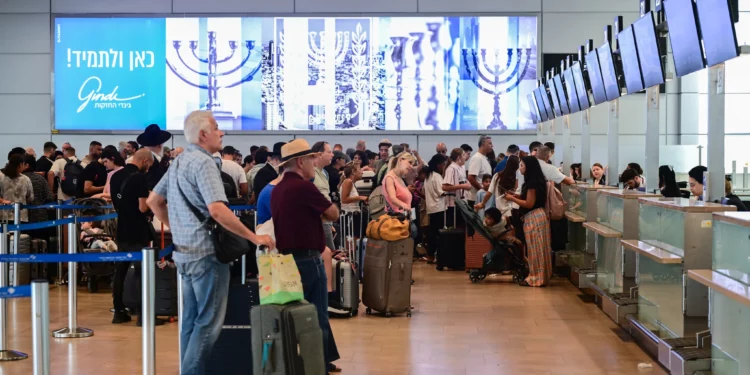 Pasajeros en el aeropuerto Ben Gurion cerca de Tel Aviv, 23 de agosto de 2026. (Avshalom Sassoni/Flash90)