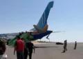 Pasajeros descienden de un Boeing 737 MAX de flydubai que volaba de Dubái a Tel Aviv tras aterrizar en Tabuk, Arabia Saudí, el 30 de septiembre de 2026. El timón muestra daños.