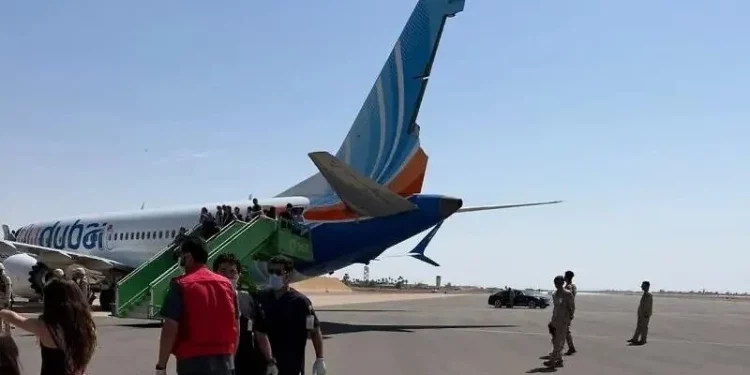 Pasajeros descienden de un Boeing 737 MAX de flydubai que volaba de Dubái a Tel Aviv tras aterrizar en Tabuk, Arabia Saudí, el 30 de septiembre de 2026. El timón muestra daños.