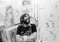 Peter Max posa entre varias de sus obras en su estudio de Nueva York el 11 de noviembre de 1973.