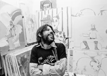 Peter Max posa entre varias de sus obras en su estudio de Nueva York el 11 de noviembre de 1973.