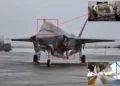El dosel de cabina de un F-35A se sitúa sobre el fuselaje delantero y las puertas de la bahía interna de armas bajo la aeronave.
