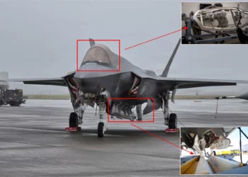 El dosel de cabina de un F-35A se sitúa sobre el fuselaje delantero y las puertas de la bahía interna de armas bajo la aeronave.