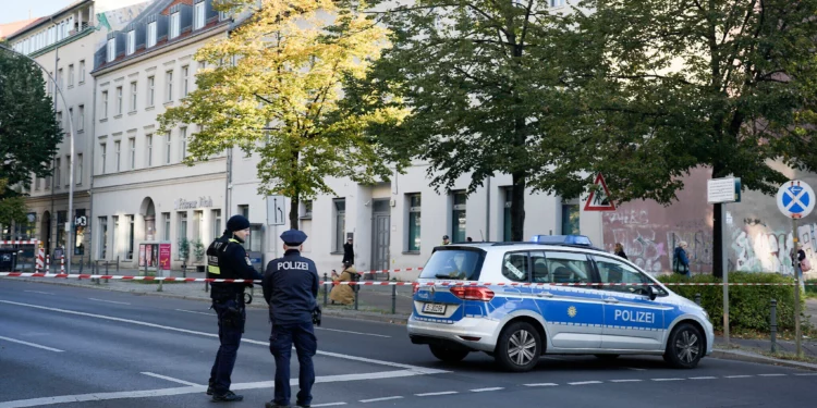 German police officers stand guard in front of the building complex of the Kahal Adass Jisroel community, which houses a synagogue, a kindergarten and a community center, in the center of Berlin, Germany, October 18, 2023. (AP/Markus Schreiber)