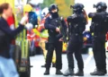 Agentes de policía armados frente a la sinagoga Heaton Park Hebrew Congregation de Manchester después del ataque ocurrido durante Yom Kippur.