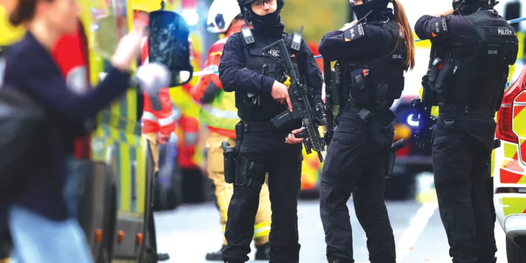 Agentes de policía armados frente a la sinagoga Heaton Park Hebrew Congregation de Manchester después del ataque ocurrido durante Yom Kippur.