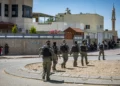 Policías durante una redada en la ciudad beduina de Rahat, 7 de mayo de 2025