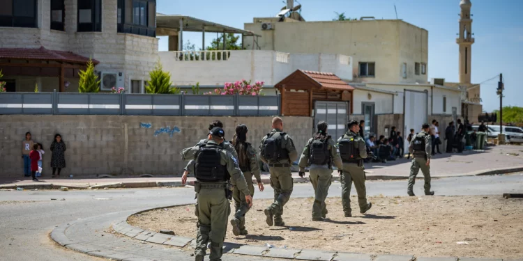 Policías durante una redada en la ciudad beduina de Rahat, 7 de mayo de 2025