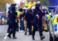 Policías armados cerca de la sinagoga Heaton Park en Manchester