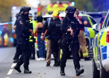 Policías armados cerca de la sinagoga Heaton Park en Manchester
