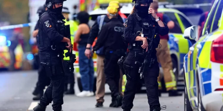 Policías armados cerca de la sinagoga Heaton Park en Manchester