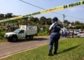 Imagen ilustrativa: un policía en el lugar de un tiroteo masivo ocurrido durante una fiesta en una casa de KwaMakhutha, al sur de Durban, Sudáfrica, el 23 de septiembre de 2026.