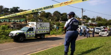 Imagen ilustrativa: un policía en el lugar de un tiroteo masivo ocurrido durante una fiesta en una casa de KwaMakhutha, al sur de Durban, Sudáfrica, el 23 de septiembre de 2026.