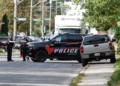 Agentes de policía conversan cerca del lugar de un tiroteo en el que un policía recibió disparos fuera de una reunión de Yom Kippur en la sinagoga Sons of Jacob, en Belleville, Ontario, Canadá, el 21 de septiembre de 2026.
