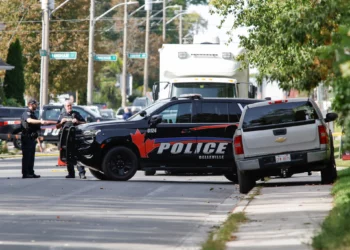 Agentes de policía conversan cerca del lugar de un tiroteo en el que un policía recibió disparos fuera de una reunión de Yom Kippur en la sinagoga Sons of Jacob, en Belleville, Ontario, Canadá, el 21 de septiembre de 2026.