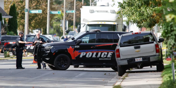Agentes de policía conversan cerca del lugar de un tiroteo en el que un policía recibió disparos fuera de una reunión de Yom Kippur en la sinagoga Sons of Jacob, en Belleville, Ontario, Canadá, el 21 de septiembre de 2026.