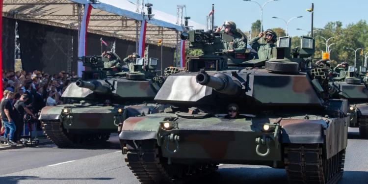 Tanques M1A2 SEPv3 Abrams de las Fuerzas Armadas de Polonia durante el Día de las Fuerzas Armadas de 2026.