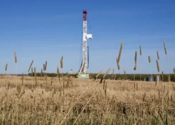 Plataforma de perforación petrolera en plena actividad