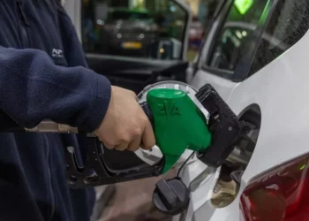 Estación de combustible y surtidores de gasolina