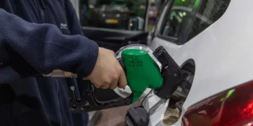 Estación de combustible y surtidores de gasolina