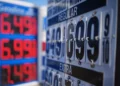 Precios de gasolina frente a una estación de servicio en Carlsbad, California, el 10 de septiembre de 2026.
