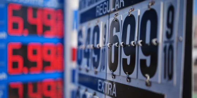 Precios de gasolina frente a una estación de servicio en Carlsbad, California, el 10 de septiembre de 2026.